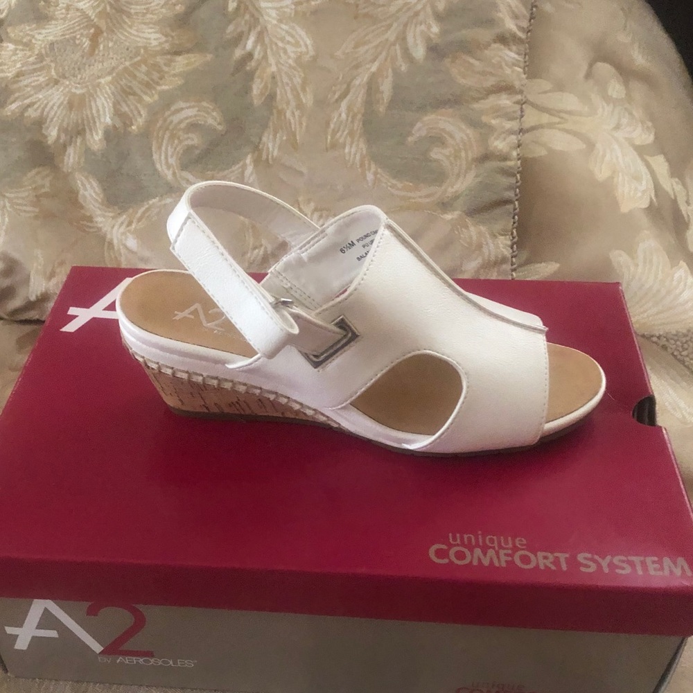 NWT new  white shoes Aerosols size 6.5